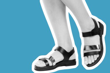 Bayan giysi ayakkabısı. Deri sandalet giyen uzun ince kadın bacakları. Fotokopi alanı olan moda modeli. Klasik ve günlük kıyafet konsepti. Ayrıntılı yakın çekim stüdyo çekimi. Dergi tarzı moda kolajı