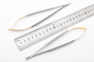 Çelik cerrahi aletler ve laboratuvar ekipmanları beyaz arka planda izole edilmiş. Profesyonel klinik aletleri. Tıbbi, cerrahi, ambulans ve veteriner konsepti. Yumuşak seçici odaklı yakın plan