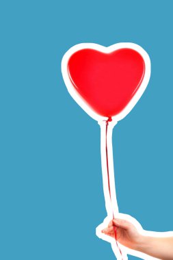 Kadın eli kırmızı kauçuk, şişme kalp şeklinde balon tutuyor. Aşk, ilişki, sevgililer günü ve doğum günü kutlaması konsepti. Boş kopya alanı olan dergi tarzı moda kolajı