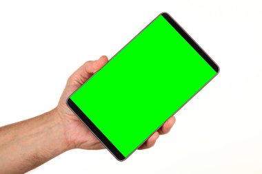 İnsan eli, avucunda boş bir krom ekran olan modern bir akıllı telefonu tutar. Teknoloji ve reklam kavramı. Ayrıntılı yakın çekim stüdyo çekimi soyut beyaz arka planda izole