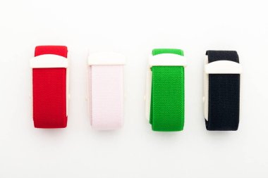 Esnek bandaj ve laboratuvar ekipmanları beyaz arka planda izole edilmiş. Profesyonel klinik aletleri. Tıbbi, cerrahi, ambulans ve veteriner konsepti. Yumuşak seçici odaklı yakın plan