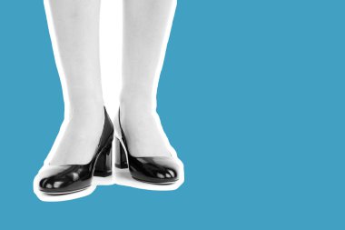 Bayan giysi ayakkabısı. Uzun ince kadın bacakları yüksek topuklu ayakkabı giyer. Fotokopi alanı olan moda modeli. Klasik ve günlük kıyafet konsepti. Ayrıntılı yakın çekim stüdyo çekimi. Dergi tarzı moda kolajı