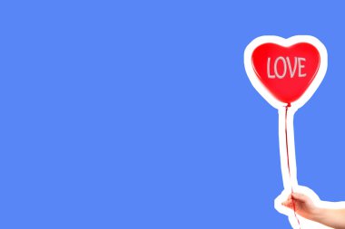 Kadın eli kırmızı kauçuk, şişme kalp şeklinde balon tutuyor. Aşk, ilişki, sevgililer günü ve doğum günü kutlaması konsepti. Boş kopya alanı olan dergi tarzı moda kolajı