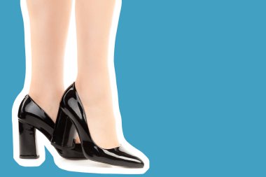 Bayan giysi ayakkabısı. Uzun ince kadın bacakları yüksek topuklu ayakkabı giyiyor. Fotokopi alanı olan moda modeli. Klasik ve günlük kıyafet konsepti. Ayrıntılı yakın çekim stüdyo çekimi. Dergi tarzı moda kolajı