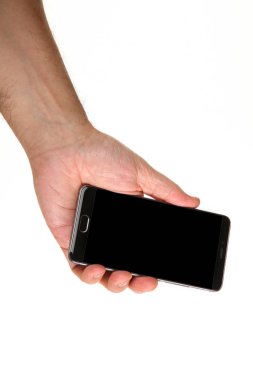 İnsan eli, avucunda boş bir krom ekran olan modern bir akıllı telefonu tutar. Teknoloji ve reklam kavramı. Ayrıntılı yakın çekim stüdyo çekimi soyut beyaz arka planda izole
