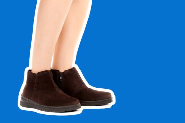 Bayan giysi ayakkabısı. Uzun ince dişinin bacakları düşük deri ayakkabı giyer. Fotokopi alanı olan moda modeli. Klasik ve günlük kıyafet konsepti. Ayrıntılı yakın çekim stüdyo çekimi. Dergi tarzı moda kolajı