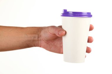 İnsan eli plastik kapaklı boş bir kahve fincanı tutar. Tek kullanımlık fincana çay ya da kahve konsepti. Metin veya logo için yeri ve yeri kopyala. Beyaz bir arkaplanda izole edilmiş