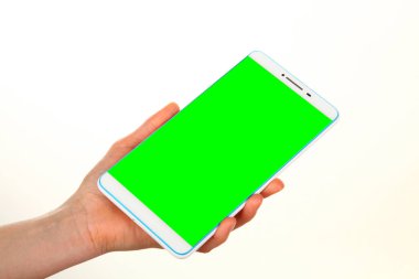 İnsan eli, avucunda boş bir krom ekran olan modern bir akıllı telefonu tutar. Teknoloji ve reklam kavramı. Ayrıntılı yakın çekim stüdyo çekimi soyut beyaz arka planda izole