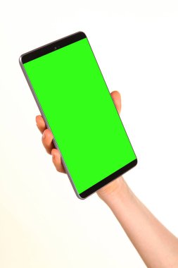 İnsan eli, avucunda boş bir krom ekran olan modern bir akıllı telefonu tutar. Teknoloji ve reklam kavramı. Ayrıntılı yakın çekim stüdyo çekimi soyut beyaz arka planda izole