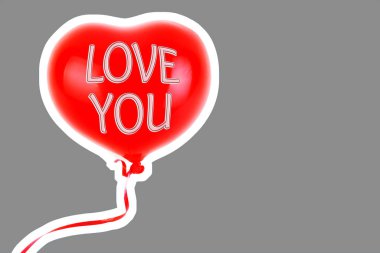 Kırmızı lastik şişme kalp şeklinde balon. Aşk, ilişki, sevgililer günü ve doğum günü kutlaması konsepti. Boş kopya alanı olan dergi tarzı moda kolajı