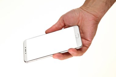 İnsan eli, avucunda boş bir krom ekran olan modern bir akıllı telefonu tutar. Teknoloji ve reklam kavramı. Ayrıntılı yakın çekim stüdyo çekimi soyut beyaz arka planda izole