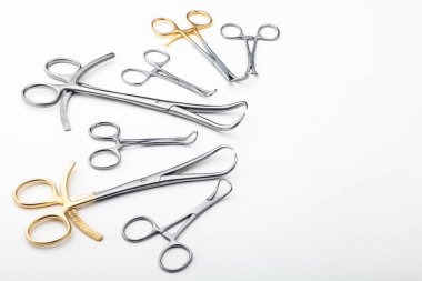 Çelik cerrahi aletler ve laboratuvar ekipmanları beyaz arka planda izole edilmiş. Profesyonel klinik aletleri. Tıbbi, cerrahi, ambulans ve veteriner konsepti. Yumuşak seçici odaklı yakın plan