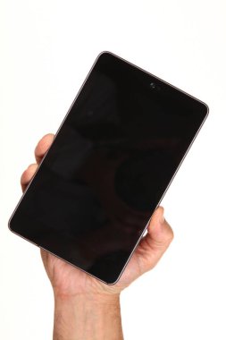 İnsan eli, avucunda boş bir krom ekran olan modern bir akıllı telefonu tutar. Teknoloji ve reklam kavramı. Ayrıntılı yakın çekim stüdyo çekimi soyut beyaz arka planda izole