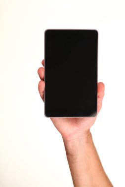 İnsan eli, avucunda boş bir krom ekran olan modern bir akıllı telefonu tutar. Teknoloji ve reklam kavramı. Ayrıntılı yakın çekim stüdyo çekimi soyut beyaz arka planda izole