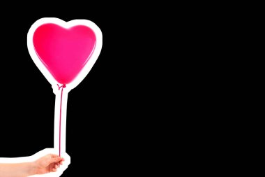 Kadın eli pembe kauçuk, şişme kalp şeklinde balon tutuyor. Aşk, ilişki, sevgililer günü ve doğum günü kutlaması konsepti. Boş kopya alanı olan dergi tarzı moda kolajı