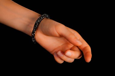 Güzel bir el yapımı mücevher bileziği. Renkli parlak boncuklar ve nötr manikürlü gevşek bir kadın bileği. Moda ve el işi aksesuarları. Yumuşak seçici odaklı yakın plan