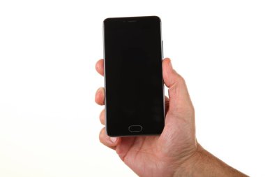 İnsan eli, avucunda boş bir krom ekran olan modern bir akıllı telefonu tutar. Teknoloji ve reklam kavramı. Ayrıntılı yakın çekim stüdyo çekimi soyut beyaz arka planda izole