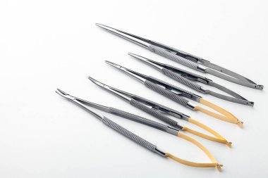 Çelik cerrahi aletler ve laboratuvar ekipmanları beyaz arka planda izole edilmiş. Profesyonel klinik aletleri. Tıbbi, cerrahi, ambulans ve veteriner konsepti. Yumuşak seçici odaklı yakın plan