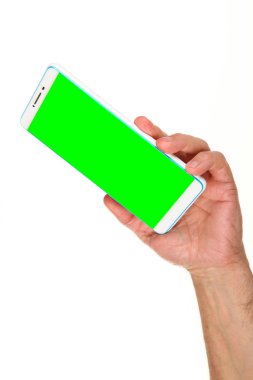 İnsan eli, avucunda boş bir krom ekran olan modern bir akıllı telefonu tutar. Teknoloji ve reklam kavramı. Ayrıntılı yakın çekim stüdyo çekimi soyut beyaz arka planda izole