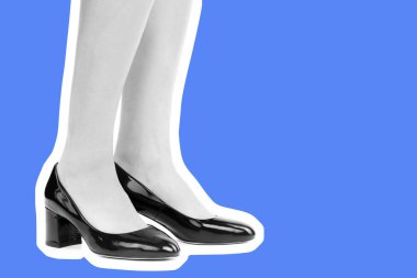 Bayan giysi ayakkabısı. Yüksek topuklu ayakkabı giyen uzun ince kadın bacakları. Fotokopi alanı olan moda modeli. Klasik ve günlük kıyafet konsepti. Ayrıntılı yakın çekim stüdyo çekimi. Dergi tarzı moda kolajı