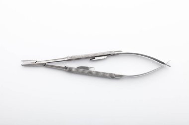 Çelik cerrahi aletler ve laboratuvar ekipmanları beyaz arka planda izole edilmiş. Profesyonel klinik aletleri. Tıbbi, cerrahi, ambulans ve veteriner konsepti. Yumuşak seçici odaklı yakın plan