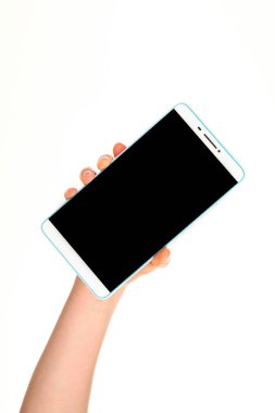 İnsan eli, avucunda boş bir krom ekran olan modern bir akıllı telefonu tutar. Teknoloji ve reklam kavramı. Ayrıntılı yakın çekim stüdyo çekimi soyut beyaz arka planda izole