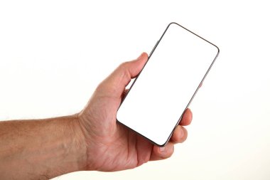 İnsan eli, avucunda boş bir krom ekran olan modern bir akıllı telefonu tutar. Teknoloji ve reklam kavramı. Ayrıntılı yakın çekim stüdyo çekimi soyut beyaz arka planda izole