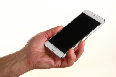 İnsan eli, avucunda boş bir krom ekran olan modern bir akıllı telefonu tutar. Teknoloji ve reklam kavramı. Ayrıntılı yakın çekim stüdyo çekimi soyut beyaz arka planda izole