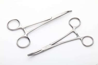 Çelik cerrahi aletler ve laboratuvar ekipmanları beyaz arka planda izole edilmiş. Profesyonel klinik aletleri. Tıbbi, cerrahi, ambulans ve veteriner konsepti. Yumuşak seçici odaklı yakın plan