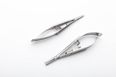 Çelik cerrahi aletler ve laboratuvar ekipmanları beyaz arka planda izole edilmiş. Profesyonel klinik aletleri. Tıbbi, cerrahi, ambulans ve veteriner konsepti. Yumuşak seçici odaklı yakın plan