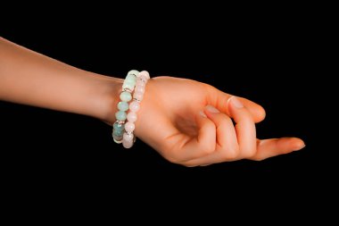 Güzel bir el yapımı mücevher bileziği. Renkli parlak boncuklar ve nötr manikürlü gevşek bir kadın bileği. Moda ve el işi aksesuarları. Yumuşak seçici odaklı yakın plan