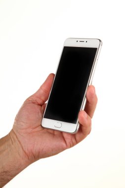 İnsan eli, avucunda boş bir krom ekran olan modern bir akıllı telefonu tutar. Teknoloji ve reklam kavramı. Ayrıntılı yakın çekim stüdyo çekimi soyut beyaz arka planda izole
