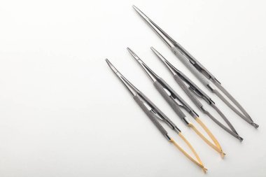 Çelik cerrahi aletler ve laboratuvar ekipmanları beyaz arka planda izole edilmiş. Profesyonel klinik aletleri. Tıbbi, cerrahi, ambulans ve veteriner konsepti. Yumuşak seçici odaklı yakın plan