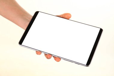 İnsan eli, avucunda boş bir krom ekran olan modern bir akıllı telefonu tutar. Teknoloji ve reklam kavramı. Ayrıntılı yakın çekim stüdyo çekimi soyut beyaz arka planda izole