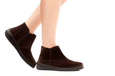 Bayan giysi ayakkabısı. Düşük deri ayakkabılar giyen uzun ince kadın bacakları. Fotokopi alanı olan moda modeli. Klasik ve günlük kıyafet konsepti. Ayrıntılı yakın çekim stüdyo çekimi beyaz arkaplanda izole edildi