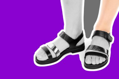 Bayan giysi ayakkabısı. Deri sandalet giyen uzun ince kadın bacakları. Fotokopi alanı olan moda modeli. Klasik ve günlük kıyafet konsepti. Detaylı yakın çekim stüdyo çekimi Magazin tarzı moda kolajı