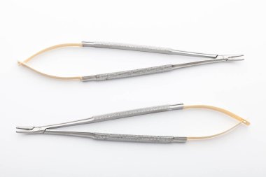 Çelik cerrahi aletler ve laboratuvar ekipmanları beyaz arka planda izole edilmiş. Profesyonel klinik aletleri. Tıbbi, cerrahi, ambulans ve veteriner konsepti. Yumuşak seçici odaklı yakın plan