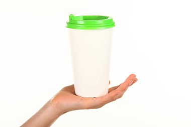 İnsan eli plastik kapaklı boş bir kahve fincanı tutar. Tek kullanımlık fincana çay ya da kahve konsepti. Metin veya logo için yeri ve yeri kopyala. Beyaz bir arkaplanda izole edilmiş