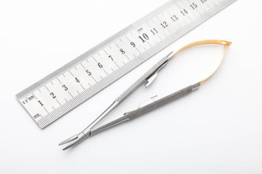 Çelik cerrahi aletler ve laboratuvar ekipmanları beyaz arka planda izole edilmiş. Profesyonel klinik aletleri. Tıbbi, cerrahi, ambulans ve veteriner konsepti. Yumuşak seçici odaklı yakın plan