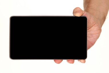 İnsan eli, avucunda boş bir krom ekran olan modern bir akıllı telefonu tutar. Teknoloji ve reklam kavramı. Ayrıntılı yakın çekim stüdyo çekimi soyut beyaz arka planda izole