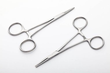 Çelik cerrahi aletler ve laboratuvar ekipmanları beyaz arka planda izole edilmiş. Profesyonel klinik aletleri. Tıbbi, cerrahi, ambulans ve veteriner konsepti. Yumuşak seçici odaklı yakın plan