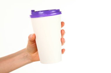 İnsan eli plastik kapaklı boş bir kahve fincanı tutar. Tek kullanımlık fincana çay ya da kahve konsepti. Metin veya logo için yeri ve yeri kopyala. Beyaz bir arkaplanda izole edilmiş