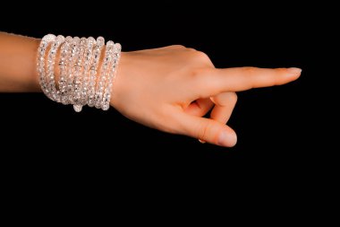 Güzel bir el yapımı mücevher bileziği. Renkli parlak boncuklar ve nötr manikürlü gevşek bir kadın bileği. Moda ve el işi aksesuarları. Yumuşak seçici odaklı yakın plan