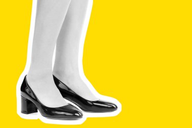 Bayan giysi ayakkabısı. Uzun ince kadın bacakları yüksek topuklu ayakkabı giyiyor. Fotokopi alanı olan moda modeli. Klasik ve günlük kıyafet konsepti. Ayrıntılı yakın çekim stüdyo çekimi. Dergi tarzı moda kolajı