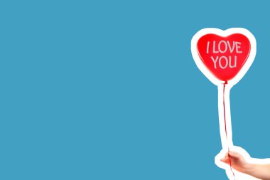 Kadın eli kırmızı kauçuk, şişme kalp şeklinde balon tutuyor. Aşk, ilişki, sevgililer günü ve doğum günü kutlaması konsepti. Boş kopya alanı olan dergi tarzı moda kolajı