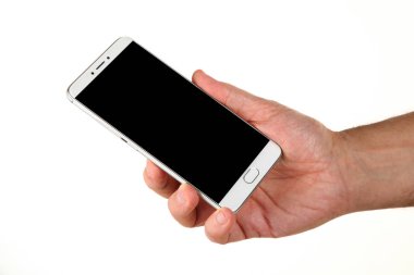 İnsan eli, avucunda boş bir krom ekran olan modern bir akıllı telefonu tutar. Teknoloji ve reklam kavramı. Ayrıntılı yakın çekim stüdyo çekimi soyut beyaz arka planda izole
