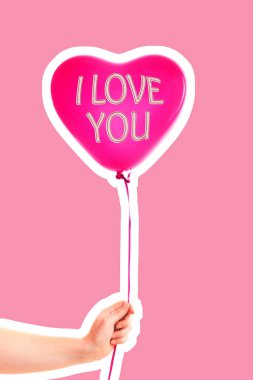 Kadın eli kırmızı kauçuk, şişme kalp şeklinde balon tutuyor. Aşk, ilişki, sevgililer günü ve doğum günü kutlaması konsepti. Boş kopya alanı olan dergi tarzı moda kolajı