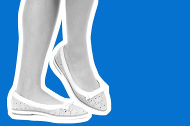 Bayan giysi ayakkabısı. Düşük deri ayakkabılar giyen uzun ince kadın bacağı. Fotokopi alanı olan moda modeli. Klasik ve günlük kıyafet konsepti. Ayrıntılı yakın çekim stüdyo çekimi. Dergi tarzı moda kolajı