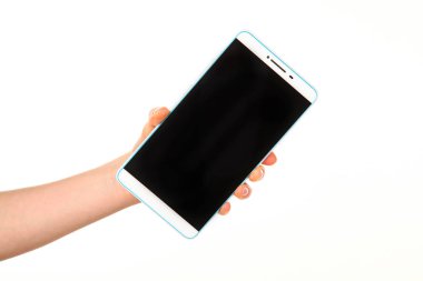 İnsan eli, avucunda boş bir krom ekran olan modern bir akıllı telefonu tutar. Teknoloji ve reklam kavramı. Ayrıntılı yakın çekim stüdyo çekimi soyut beyaz arka planda izole