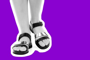 Bayan giysi ayakkabısı. Deri sandalet giyen uzun ince kadın bacakları. Fotokopi alanı olan moda modeli. Klasik ve günlük kıyafet konsepti. Ayrıntılı yakın çekim stüdyo çekimi. Dergi tarzı moda kolajı